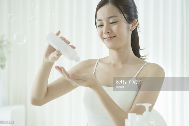 Tùy vào tình trạng da mà lựa chọn loại sản phẩm làm sạch phù hợp. Ảnh: Indeed/ Getty Images. Hau het phu nu Viet dang rua mat sai cach? hinh anh 4