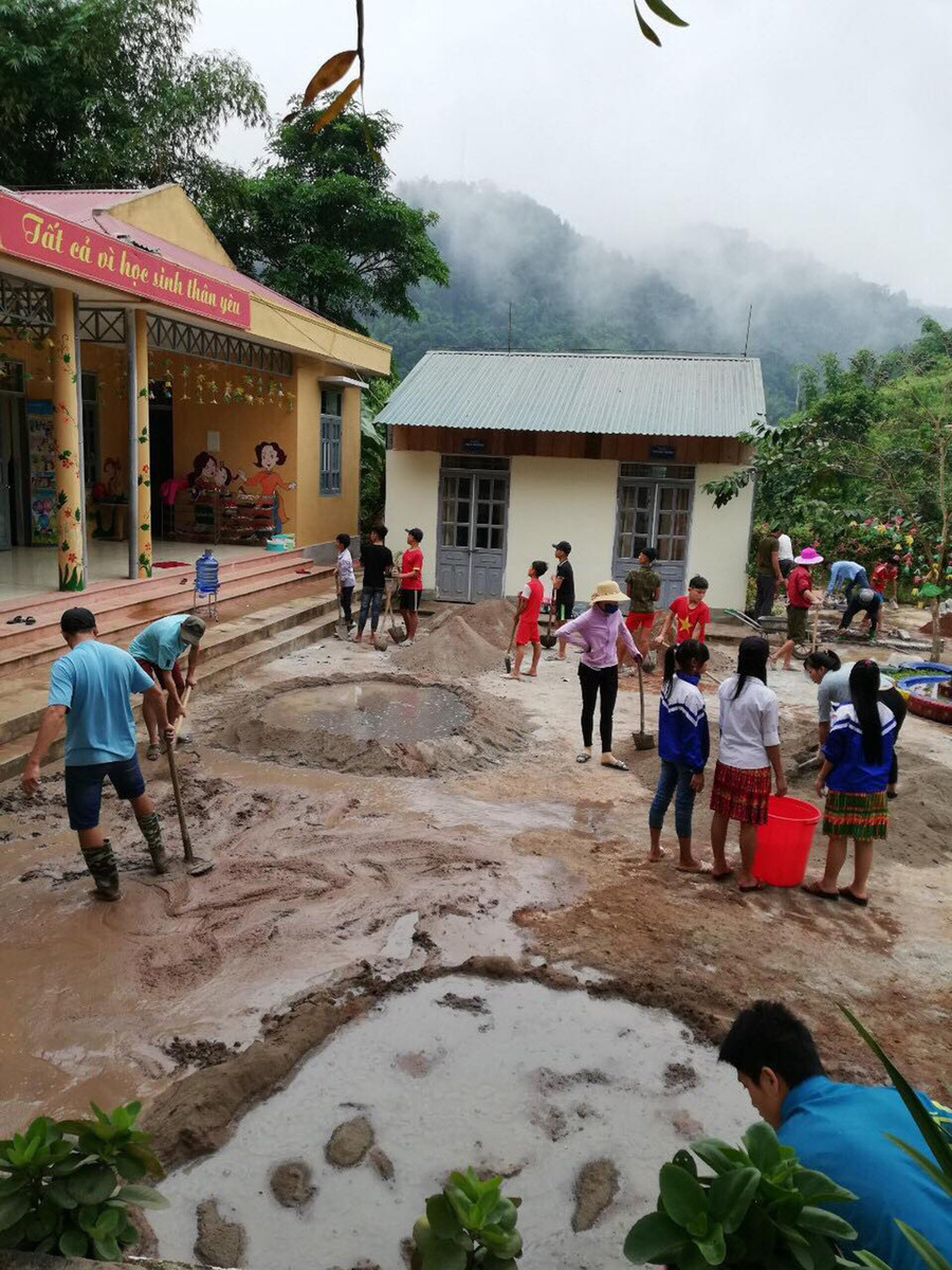 Hàng trăm công lao động do nhân dân địa phương, cán bộ, giáo viên đóng góp xây dựng cơ sở vật chất ở điểm trường trung tâm và các điểm bản lẻ khó khăn
