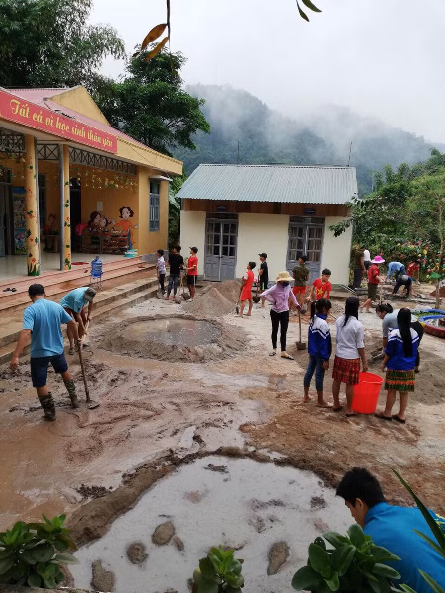 Hàng trăm công lao động do nhân dân địa phương, cán bộ, giáo viên đóng góp xây dựng cơ sở vật chất ở điểm trường trung tâm và các điểm bản lẻ khó khăn