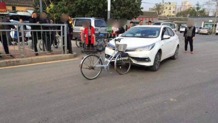 Khó tin xe đạp đâm ô tô Toyota bẹp dúm ảnh 2 Clip: Xe đạp đâm móp đầu ôtô Toyota - Hình 2