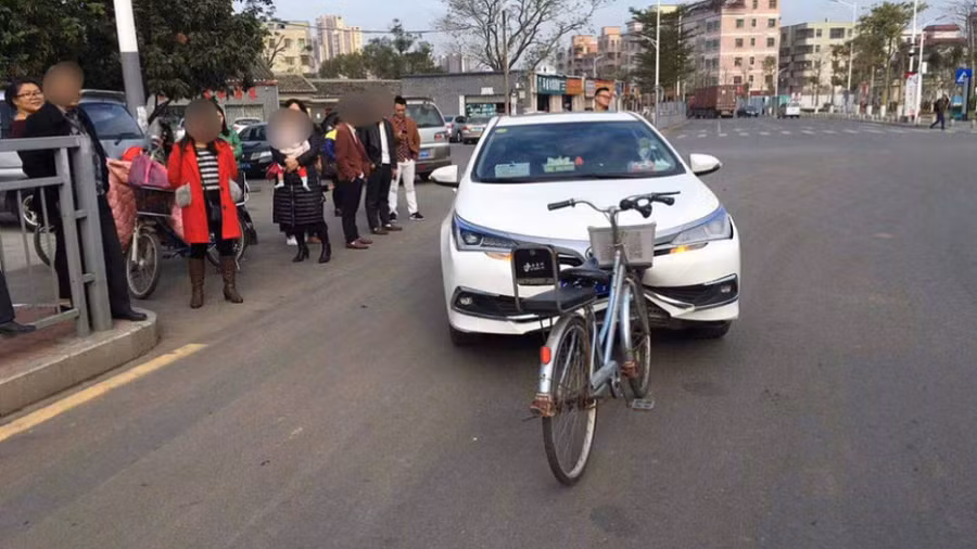 Clip: Xe đạp đâm móp đầu ôtô Toyota - Hình 1
