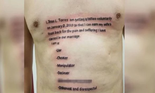 Người đàn ông xăm một hình vĩnh viễn lên ngực, thể hiện sự hối cải của mình. Ảnh: Ghheadlines. Người đàn ông xăm một hình vĩnh viễn lên ngực, thể hiện sự hối cải của mình. Ảnh: Ghheadlines.