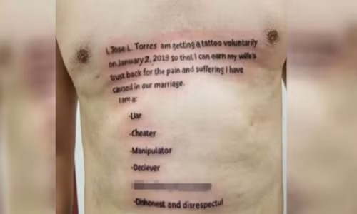 Người đàn ông xăm một hình vĩnh viễn lên ngực, thể hiện sự hối cải của mình. Ảnh: Ghheadlines. Người đàn ông xăm một hình vĩnh viễn lên ngực, thể hiện sự hối cải của mình. Ảnh: Ghheadlines.