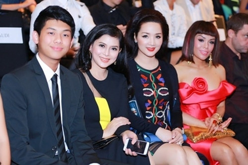Hiếu Nguyễn thường xuyên gặp gỡ người nổi tiếng, góp mặt trên hàng ghế VIP của các show thời trang lớn. Con trai Út cao 1,83 m của cựu diễn viên Thủy Tiên - 3