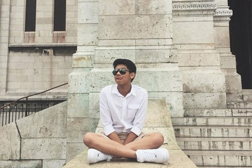 Ngoài đời, chàng trai 19 tuổi chuộng gu giản dị, đúng tuổi với sơ mi và giày sneakers. Con trai Út cao 1,83 m của cựu diễn viên Thủy Tiên - 7