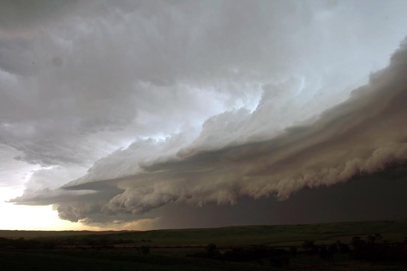 Cận cảnh “mây sóng thần” cuồn cuộn trên bầu trời ảnh 9