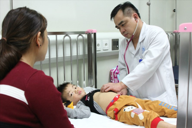 Ăn nhầm thuốc tâm thần của bố, 3 chị em bất tỉnh ảnh 1 Bác sĩ Ngô Anh Vinh khám cho bé trai ăn nhầm thuốc. Ảnh: Thuỳ Linh.