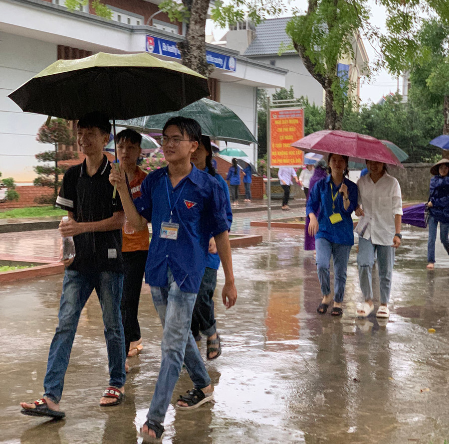 Lực lượng tiếp sức mùa thi Trường THPT Triệu Sơn 3 (Triệu Sơn) hỗ trợ thí sinh vào phòng thi. Ảnh: LT. Lực lượng tiếp sức mùa thi Trường THPT Triệu Sơn 3 (Triệu Sơn) hỗ trợ thí sinh vào phòng thi. Ảnh: LT.