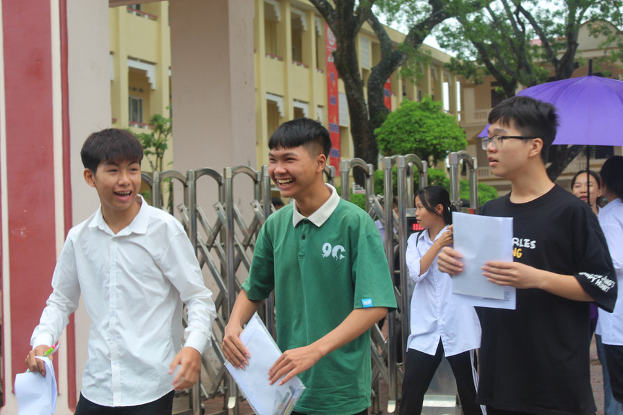 Thí sinh phấn khởi rời phòng thi môn Ngữ văn vào lớp 10 tại Hội đồng thi Trường THPT Lương Đắc Bằng (Hoằng Hóa, Thanh Hóa). Ảnh: LT. Thí sinh phấn khởi rời phòng thi môn Ngữ văn vào lớp 10 tại Hội đồng thi Trường THPT Lương Đắc Bằng (Hoằng Hóa, Thanh Hóa). Ảnh: LT.