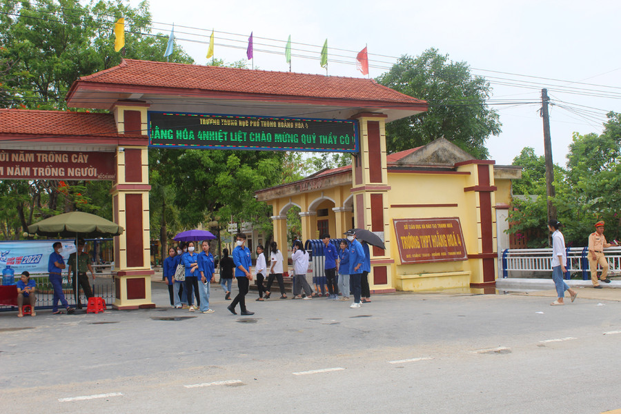 Thí sinh đến điểm thi tại Trường THPT Hoằng Hóa 4 chiều 9/6. Ảnh: LT. Thí sinh đến điểm thi tại Trường THPT Hoằng Hóa 4 chiều 9/6. Ảnh: LT.