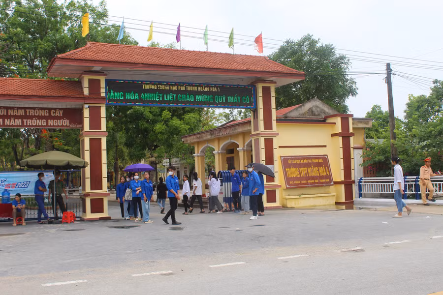 Thí sinh đến điểm thi tại Trường THPT Hoằng Hóa 4 chiều 9/6. Ảnh: LT.