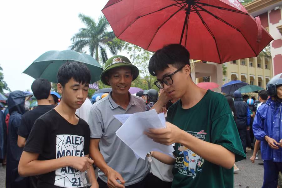 Thí sinh trao đổi về đề thi môn Văn vào lớp 10 tại Thanh Hóa. Ảnh: LT.