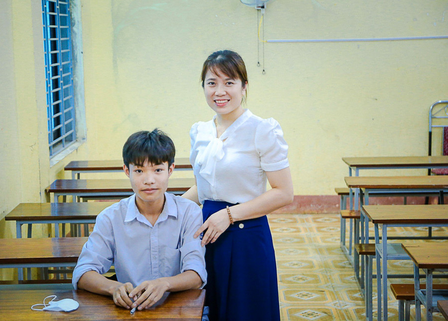 Thí sinh Bùi Đức Toàn có mặt tại điểm thi Trường THPT Ngọc Lặc dự thi môn Văn sáng nay. Thí sinh Bùi Đức Toàn có mặt tại điểm thi Trường THPT Ngọc Lặc dự thi môn Văn sáng nay.