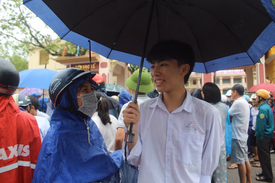 Em Nguyễn Thanh An, học sinh Trường THCS Long Anh (TP Thanh Hóa) vui vẻ trò chuyện với mẹ sau khi hoàn thành bài thi. Ảnh LT.