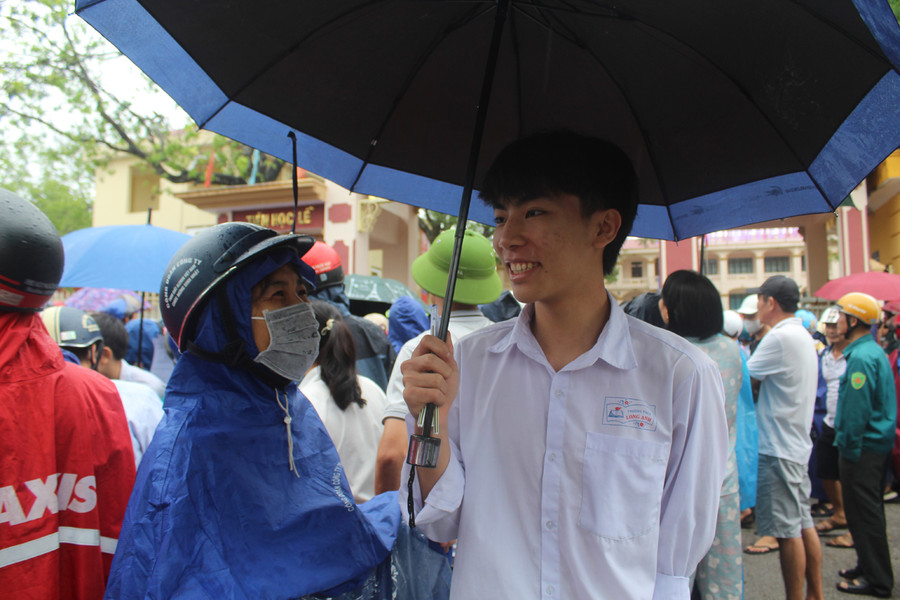 Em Nguyễn Thanh An, học sinh Trường THCS Long Anh (TP Thanh Hóa) vui vẻ trò chuyện với mẹ sau khi hoàn thành bài thi. Ảnh LT. Em Nguyễn Thanh An, học sinh Trường THCS Long Anh (TP Thanh Hóa) vui vẻ trò chuyện với mẹ sau khi hoàn thành bài thi. Ảnh LT.