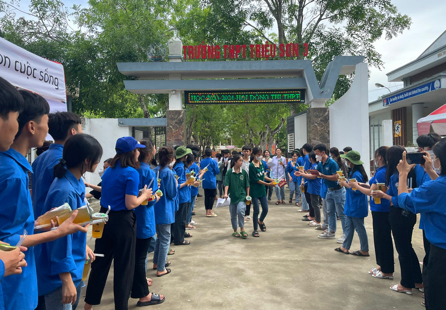 Thí sinh rời phòng thi tại Trường THPT Triệu Sơn 3 (Triệu Sơn, Thanh Hóa). Thí sinh rời phòng thi tại Trường THPT Triệu Sơn 3 (Triệu Sơn, Thanh Hóa).