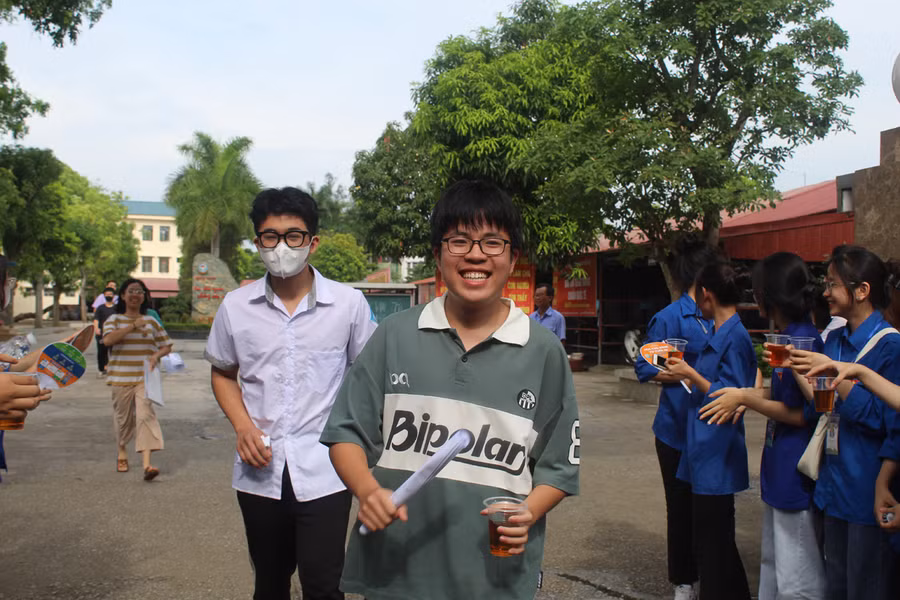 Thí sinh vui vẻ rời phòng thi môn tiếng Anh tại Trường THPT Hàm Rồng. Ảnh: LT.