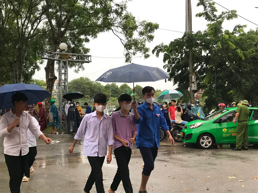 Lực lượng tiếp sức mùa thi che mưa cho thí sinh vào phòng thi tại Trường THPT Lương Đắc Bằng (Hoằng Hóa, Thanh Hóa). Ảnh: LT. Lực lượng tiếp sức mùa thi che mưa cho thí sinh vào phòng thi tại Trường THPT Lương Đắc Bằng (Hoằng Hóa, Thanh Hóa). Ảnh: LT.
