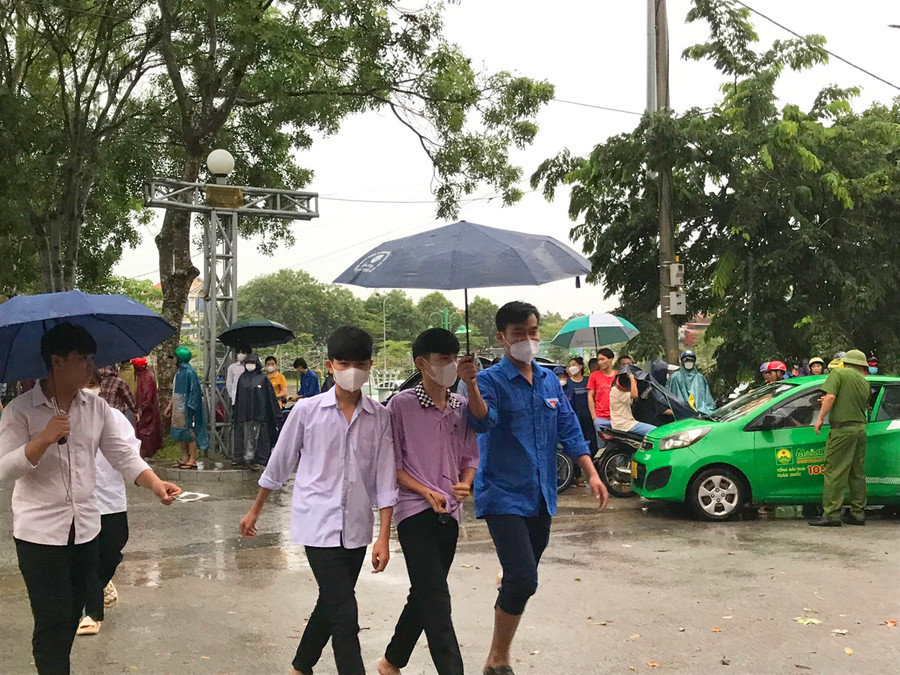 Đội tiếp sức mùa thi che mưa cho sĩ tử vào trường thi tại Trường THPT Lương Đắc Bằng (Hoằng Hóa). Ảnh: LT. Đội tiếp sức mùa thi che mưa cho sĩ tử vào trường thi tại Trường THPT Lương Đắc Bằng (Hoằng Hóa). Ảnh: LT.
