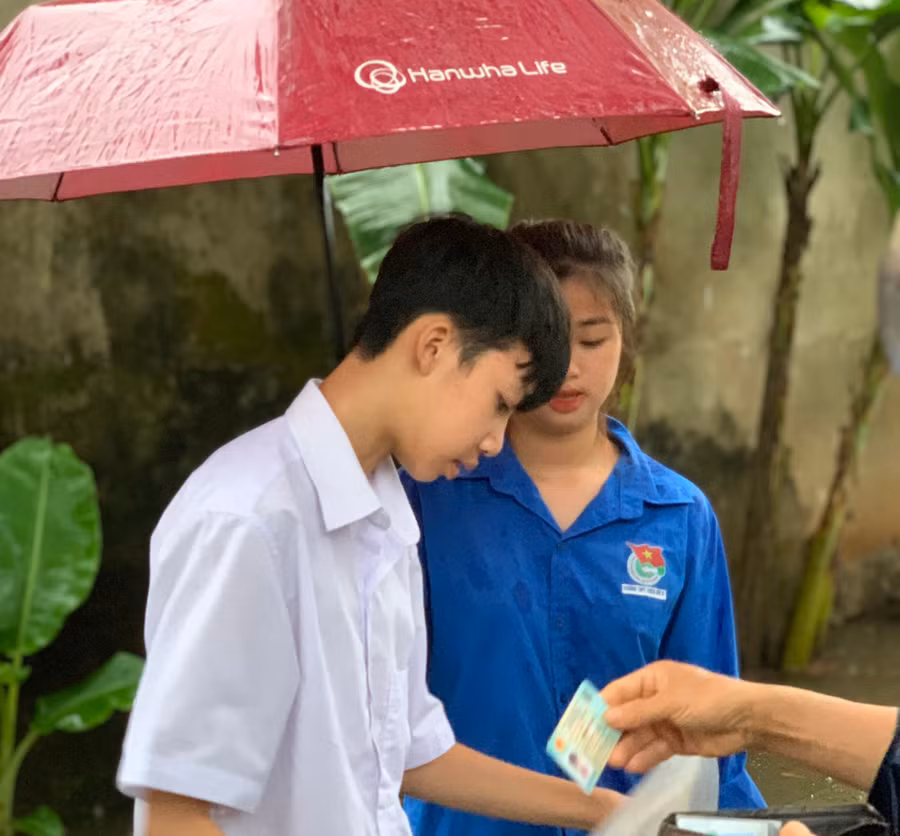 Nhắc nhở sĩ tử không quên mang theo giấy tờ cá nhân cần thiết vào phòng thi tại điểm thi Trường THPT Triệu Sơn 3. Ảnh: LT.