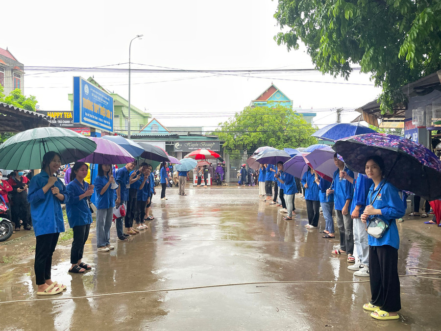 Tại Hội đồng thi Trường THPT Triệu Sơn 3 (Triệu Sơn, Thanh Hóa), đội tiếp sức mùa thi sẵn sàng đón sĩ tử vào phòng thi trước giờ "G". Ảnh: LT. Tại Hội đồng thi Trường THPT Triệu Sơn 3 (Triệu Sơn, Thanh Hóa), đội tiếp sức mùa thi sẵn sàng đón sĩ tử vào phòng thi trước giờ "G". Ảnh: LT.