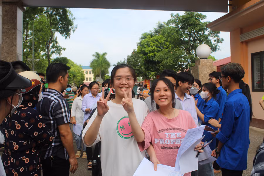 Thí sinh vui vẻ rời phòng thi môn tiếng Anh vào lớp 10 tại Trường THPT Hàm Rồng (TP Thanh Hóa). Ảnh: LT.