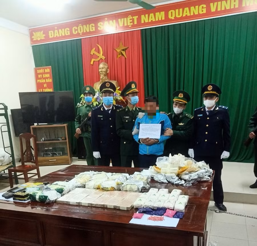 Thạo Kong Vàng Xông Xay Vư bị bắt giữ cùng hơn 21kg ma tuý. (Ảnh: BPTH)