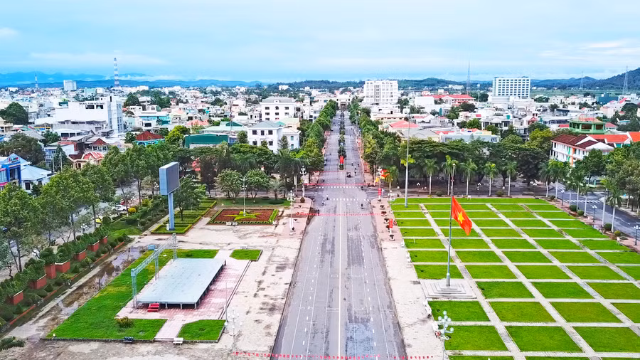 Quảng trường Phạm Văn Đồng (TP Quảng Ngãi) điểm đầu của cung đường chạy. (Ảnh Trần Tươi)