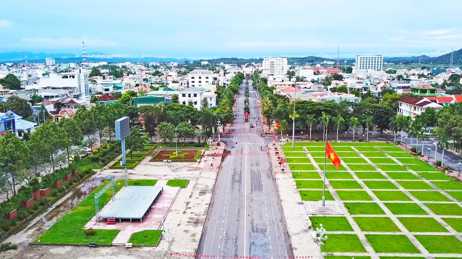 Quảng trường Phạm Văn Đồng (TP Quảng Ngãi) điểm đầu của cung đường chạy. (Ảnh Trần Tươi)