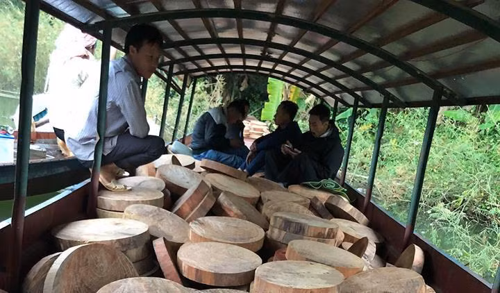 Vận chuyển 832 thớt nghiến vượt sông Đà