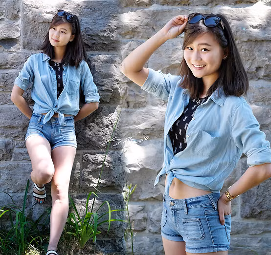 Với quần short jeans cho thời trang xuống phố thì kết hợp ăn ý nhất là những đối sandal, giày thể thao, với bạn gái điệu hơn có thể chọn thêm phụ kiện kết hợp như mũ, túi xách, giày cao gót…. 