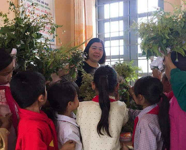 Cô giáo vùng cao ngỡ ngàng được học sinh tặng cả “rừng” hoa dại ngày 8/3