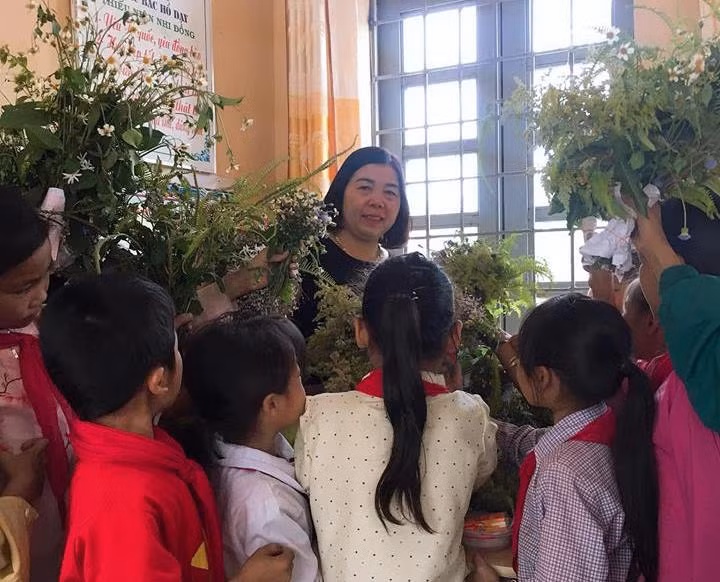 Cô giáo vùng cao ngỡ ngàng được học sinh tặng cả “rừng” hoa dại ngày 8/3