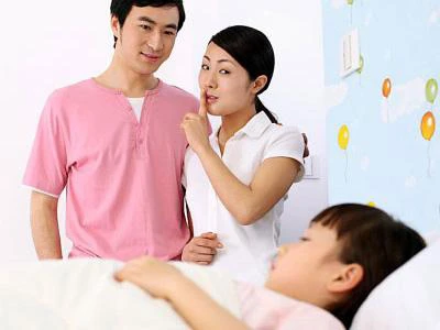 Các tình huống bi hài con “ra rìa” vì bố mẹ quá tình cảm