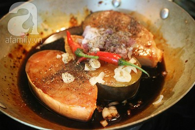 Ướp cá với nước màu, 01 muỗng canh dầu ăn, 02 muỗng canh nước mắm, ½ muỗng cà phê hạt tiêu, ớt và 01 muỗng canh hành tím bằm nhỏ. Để 15 phút cho cá thấm gia vị. Ướp cá với nước màu, 01 muỗng canh dầu ăn, 02 muỗng canh nước mắm, ½ muỗng cà phê hạt tiêu, ớt và 01 muỗng canh hành tím bằm nhỏ. Để 15 phút cho cá thấm gia vị.