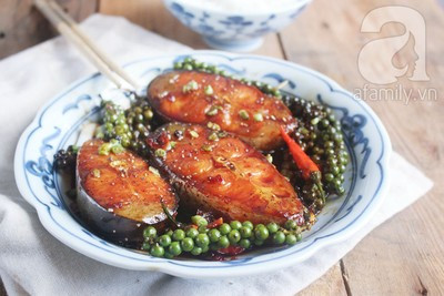 Bật chảo nóng cho 01 muỗng canh dầu ăn phi thơm với 1-2 tép tỏi, rồi cho cá vào áp chảo nóng cho thịt cá săn lại. Khi cá lên màu vàng đẹp thì chế hết nước ướp cá, nước dừa tươi và tiêu xanh vào kho cùng. Khi nước kho vừa sôi bùng, hớt sạch bọt, giảm lửa nhỏ, kho liu riu khoảng 15 phút, sau đó nhẹ nhàng trở mặt cá để cá tiếp tục kho thêm 15-20 phút nữa. Nêm nếm lại cho đậm đà vừa ăn. Khi thấy cá kho dậy mùi thơm hấp dẫn, nước kho sền sệt màu cánh gián đẹp mắt là bạn đã hoàn thành móncá kho tiêu xanhrồi đấy! Bật chảo nóng cho 01 muỗng canh dầu ăn phi thơm với 1-2 tép tỏi, rồi cho cá vào áp chảo nóng cho thịt cá săn lại. Khi cá lên màu vàng đẹp thì chế hết nước ướp cá, nước dừa tươi và tiêu xanh vào kho cùng. Khi nước kho vừa sôi bùng, hớt sạch bọt, giảm lửa nhỏ, kho liu riu khoảng 15 phút, sau đó nhẹ nhàng trở mặt cá để cá tiếp tục kho thêm 15-20 phút nữa. Nêm nếm lại cho đậm đà vừa ăn. Khi thấy cá kho dậy mùi thơm hấp dẫn, nước kho sền sệt màu cánh gián đẹp mắt là bạn đã hoàn thành móncá kho tiêu xanhrồi đấy!