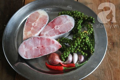 Bạn cần chuẩn bị những nguyên liệu sau cho món cá kho tiêu xanh: - 250gr cá dứa (có thể thay thế bằng cá basa hoặc cá bông lau) - 50gr tiêu xanh - 3 muỗng canh nước mắm ngon - 100 ml nước dừa tươi - Hành khô, tiêu, tỏi, ớt. Bạn cần chuẩn bị những nguyên liệu sau cho món cá kho tiêu xanh: - 250gr cá dứa (có thể thay thế bằng cá basa hoặc cá bông lau) - 50gr tiêu xanh - 3 muỗng canh nước mắm ngon - 100 ml nước dừa tươi - Hành khô, tiêu, tỏi, ớt.