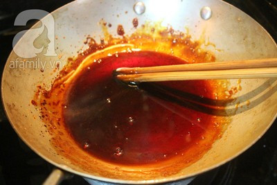 Cá cạo sạch nhớt, loại bỏ chỉ máu, rửa lần 1 bằng nước muối pha loãng, rửa sạch lần 2 bằng nước ấm pha với một ít dấm cho sạch nhớt. Sau đó khứa khoanh vừa ăn. Chưng 02 muỗng canh đường vào chảo đun cho đến khi đường sôi chuyển sang màu cánh gián thì cho thêm 04 muỗng canh nước lọc khuấy đều, để nguội làm nước màu caramen. Cá cạo sạch nhớt, loại bỏ chỉ máu, rửa lần 1 bằng nước muối pha loãng, rửa sạch lần 2 bằng nước ấm pha với một ít dấm cho sạch nhớt. Sau đó khứa khoanh vừa ăn. Chưng 02 muỗng canh đường vào chảo đun cho đến khi đường sôi chuyển sang màu cánh gián thì cho thêm 04 muỗng canh nước lọc khuấy đều, để nguội làm nước màu caramen.