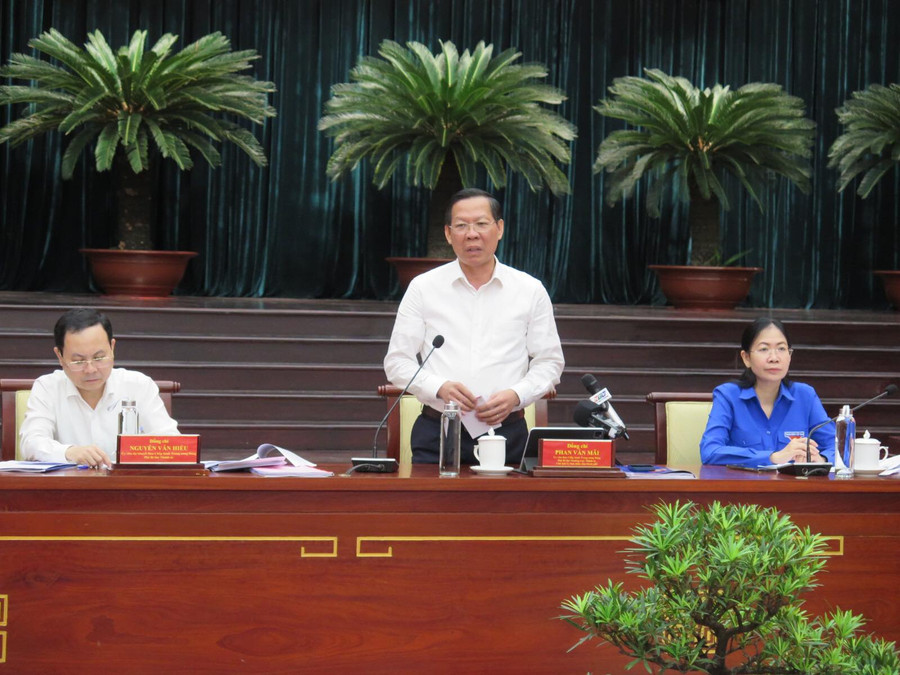 Chủ tịch UBND TPHCM Phan Văn Mãi tiếp thu, lắng nghe ý kiến của các bạn sinh viên. Chủ tịch UBND TPHCM Phan Văn Mãi tiếp thu, lắng nghe ý kiến của các bạn sinh viên.