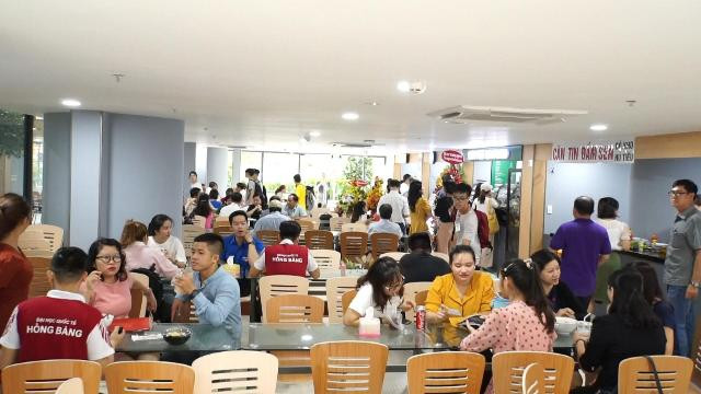 Khu ẩm thực Foodcourt HIU thu hút khá đông khách. Khu ẩm thực Foodcourt HIU thu hút khá đông khách.