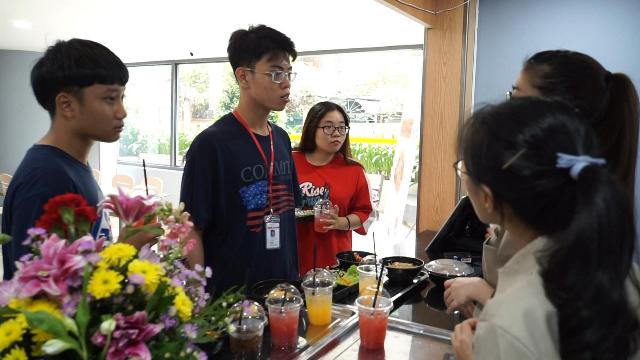 Sinh viên HIU trải nghiệm các dịch vụ tiện ích ăn uống tại khu ẩm thực Foodcourt HIU ngày khai trương. Sinh viên HIU trải nghiệm các dịch vụ tiện ích ăn uống tại khu ẩm thực Foodcourt HIU ngày khai trương.