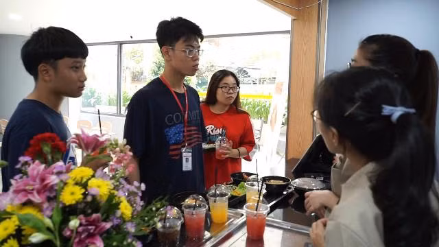 Sinh viên HIU trải nghiệm các dịch vụ tiện ích ăn uống tại khu ẩm thực Foodcourt HIU ngày khai trương.