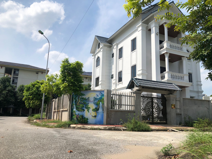 Căn biệt thự cao 3 tầng, có diện tích vài trăm mét vuông với lối kiến trúc hiện đại, nếu có giấy tờ đầy đủ sẽ có giá thị trường lên đến hàng chục tỷ đồng.