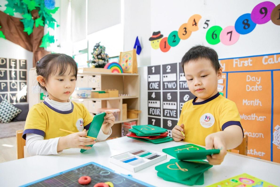 Học sinh Mầm non Tân Thời Đại trong hoạt động Làm quen với chữ cái Học sinh Mầm non Tân Thời Đại trong hoạt động Làm quen với chữ cái