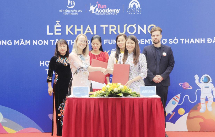 Lễ ký kết hợp tác giữa công ty cổ phần giáo dục Tân Thời Đại và công ty Onni (Phần Lan). Lễ ký kết hợp tác giữa công ty cổ phần giáo dục Tân Thời Đại và công ty Onni (Phần Lan).