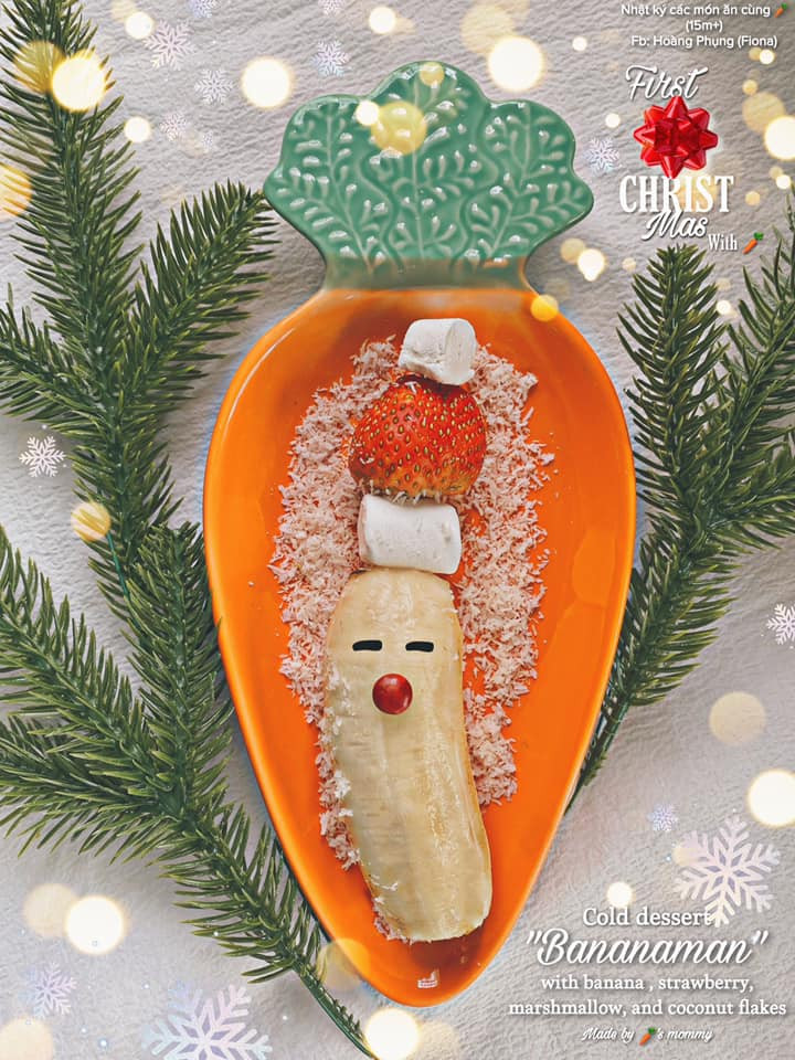 Tráng miệng sau khi ăn tiệc giáng sinh với chuối. Trang trí vô cùng đơn giản chỉ với 1 trái chuối lột vỏ, 1 quả dâu và 1 viên marshmallow để trang trí là hoàn thành.