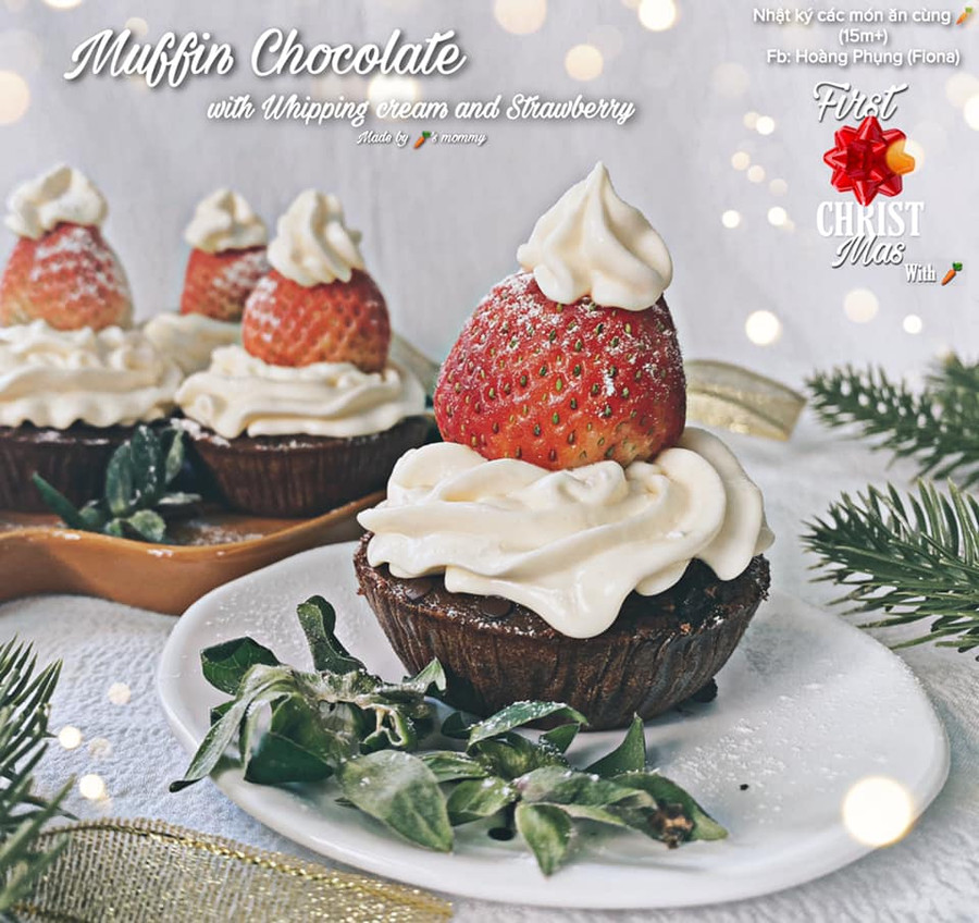 Giáng sinh ấm áp hơn nếu thưởng thức một chút ngọt ngào từ bánh muffin cùng với whipping cream và trái dâu nhỏ nhắn.