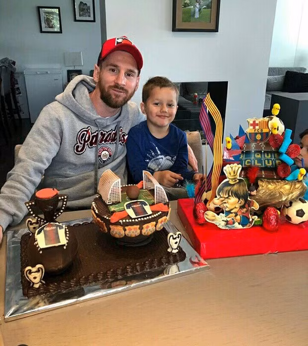 Trái ngược hoàn toàn với Ronaldo, Messi để con phát triển theo bản năng, không muốn đè nặng áp lực trở thành ngôi sao - Ảnh 1.