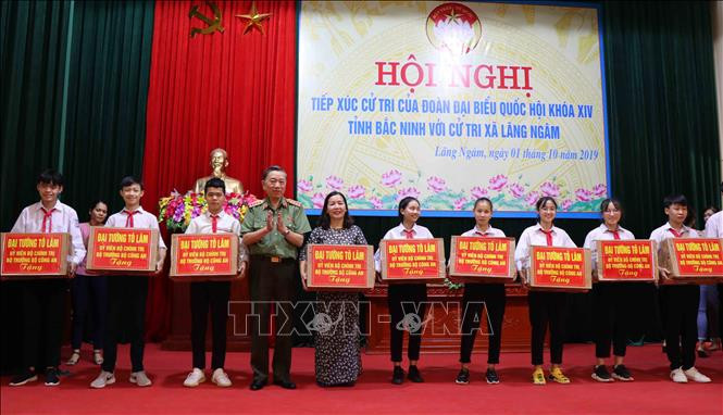 Bộ trưởng Bộ Công an Tô Lâm tặng máy tính cho Trường THCS Lãng Ngâm. Ảnh: TTXVN. Bộ trưởng Bộ Công an Tô Lâm tặng máy tính cho Trường THCS Lãng Ngâm. Ảnh: TTXVN.