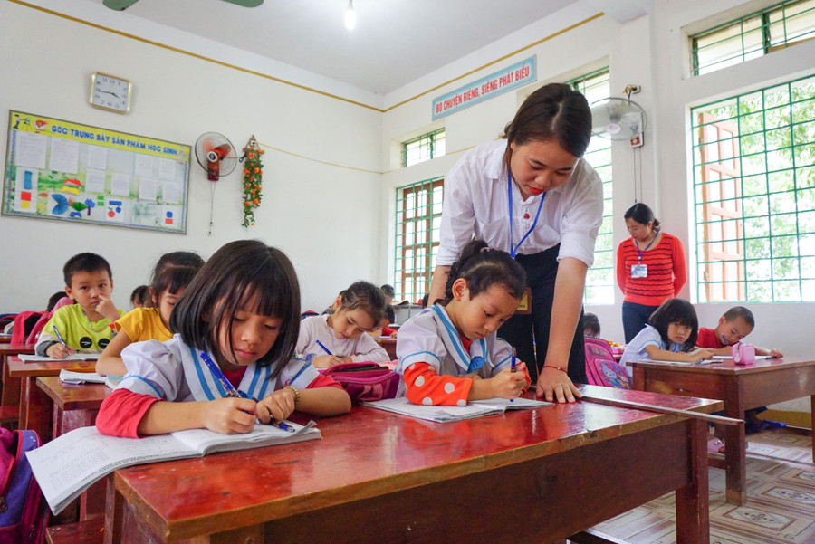 Học sinh Trường Tiểu học Hợp Thành học dưới sự hướng dẫn của GV chính và GV trợ giảng.